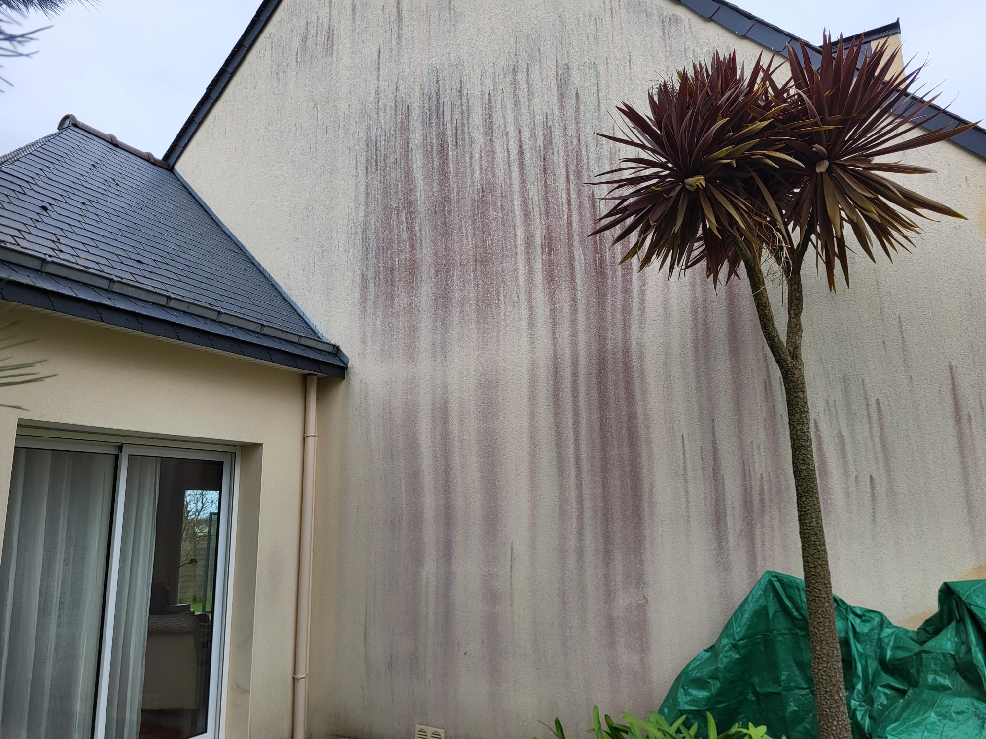 Façade enduit nettoyée — Côte d'Émeraude avant traitement